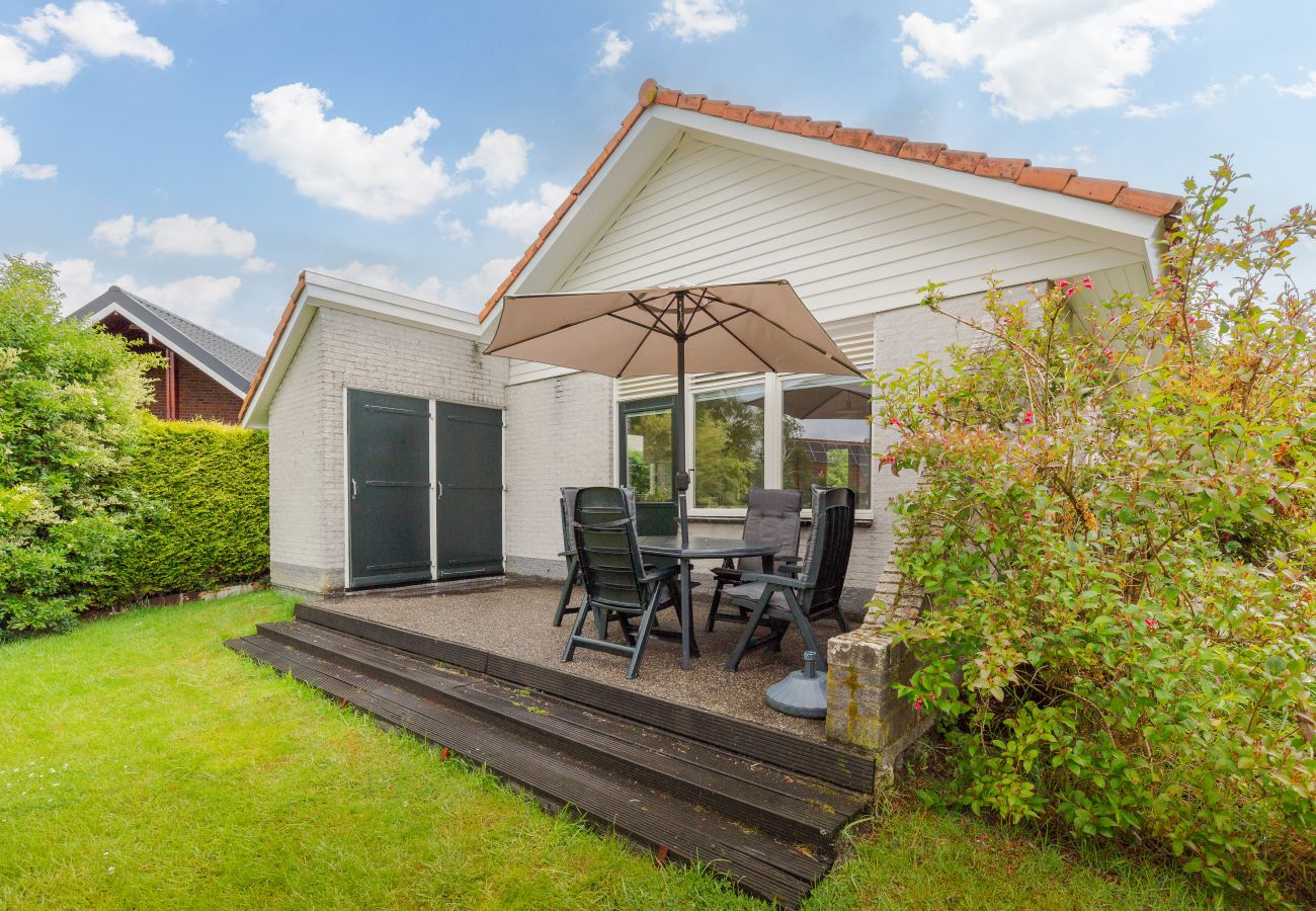 Chalet en Anjum - Peaceful Holiday Home by the Lake & Nature Reserve